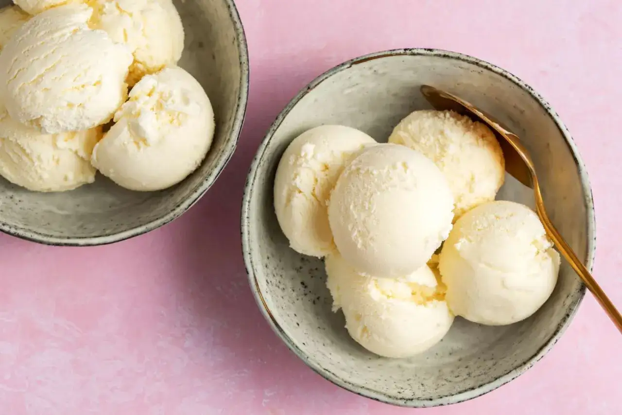 Dos cuencos llenos de cremoso helado de vainilla, perfecto para hacer helado casero y disfrutar en un día caluroso.