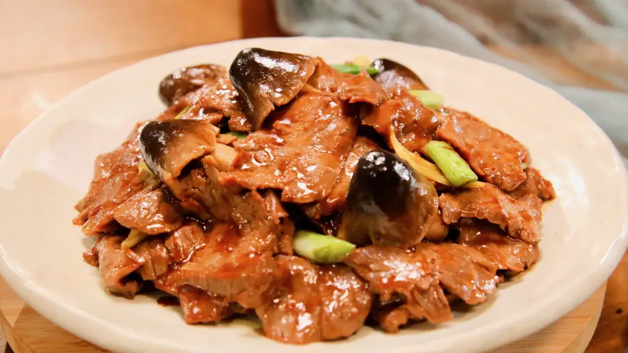 Ternera salteada con champi&ntilde;ones y cebolleta, ba&ntilde;ada en una deliciosa salsa de ostras.
