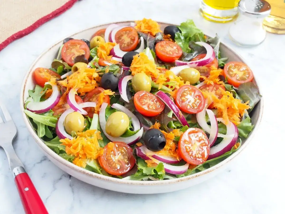 Ensalada fresca con tomates, cebolla morada, aceitunas y zanahoria rallada. &iexcl;Recetas f&aacute;ciles para principiantes que te encantar&aacute;n!