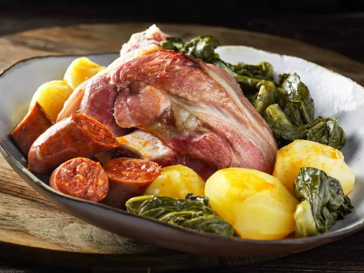 Un plato generoso de lac&oacute;n a la gallega con chorizo, patatas y grelos.