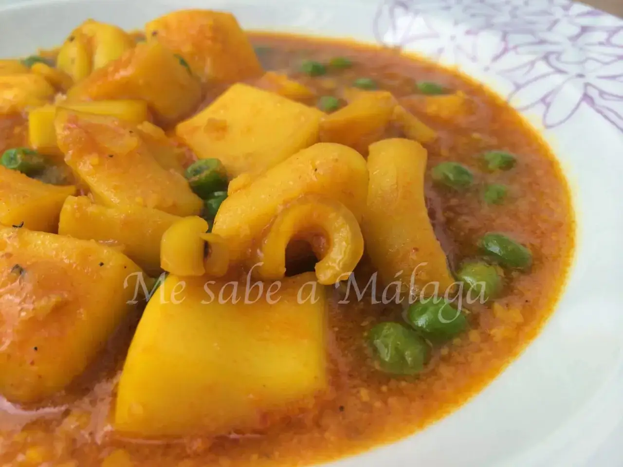 Jibia en salsa con patatas y guisantes, un plato casero que sabe a M&aacute;laga.