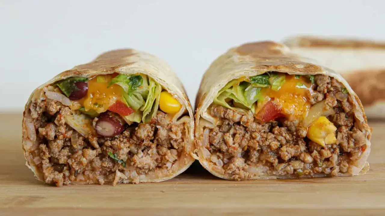 Burritos de carne picada, rellenos de arroz, frijoles, queso derretido, lechuga y maíz. ¡Una delicia!