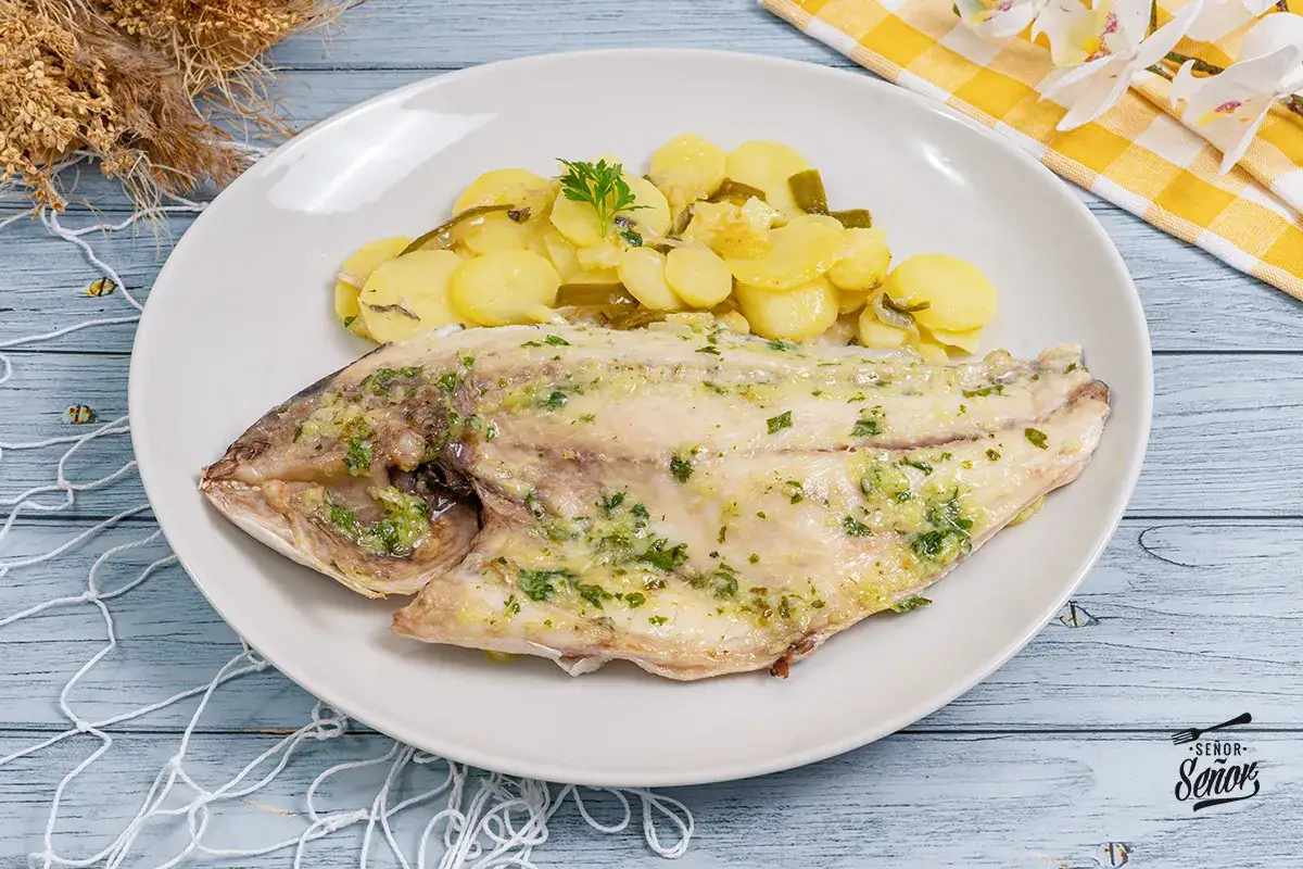 Dorada al horno con patatas, un plato principal delicioso y saludable.
