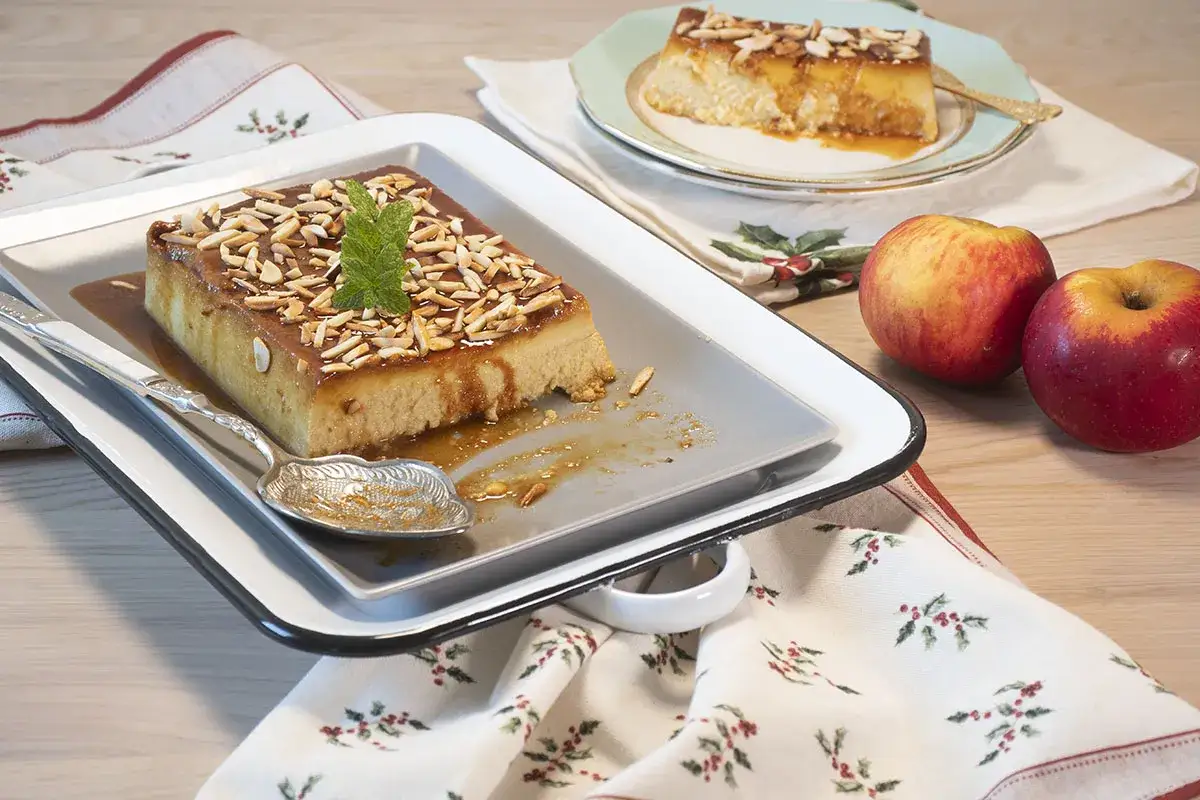 Delicioso dulce de manzana con almendras laminadas y menta. Un postre perfecto para compartir.