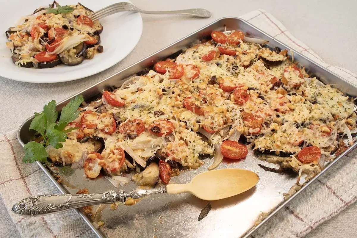Bandeja con deliciosas recetas con berenjenas, tomates y queso gratinado. Un plato principal o guarnici&oacute;n perfecto.