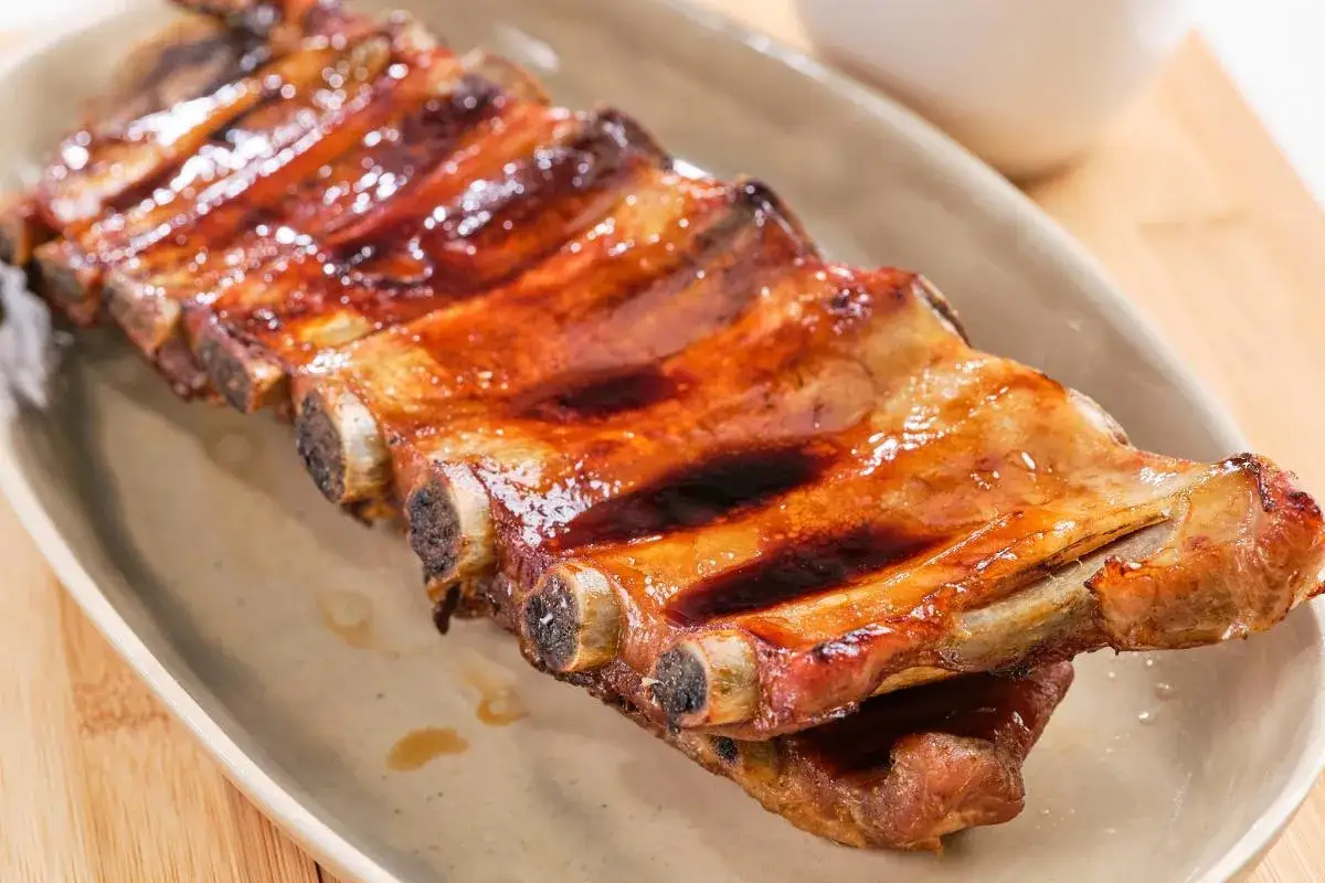 Costillas de cerdo al horno, glaseadas y jugosas, listas para disfrutar.