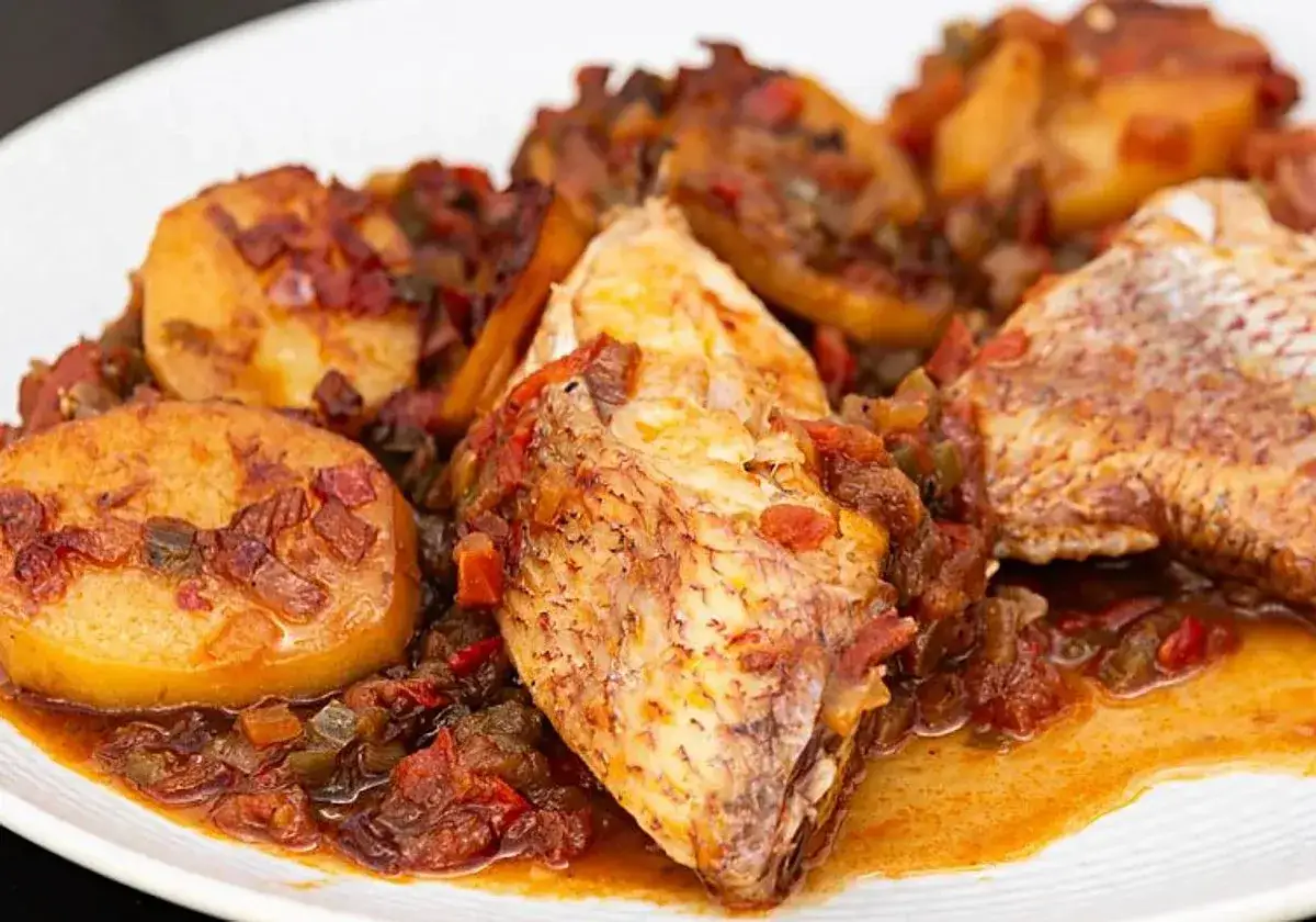 Sabrosa urta a la roteña con patatas y verduras en salsa.