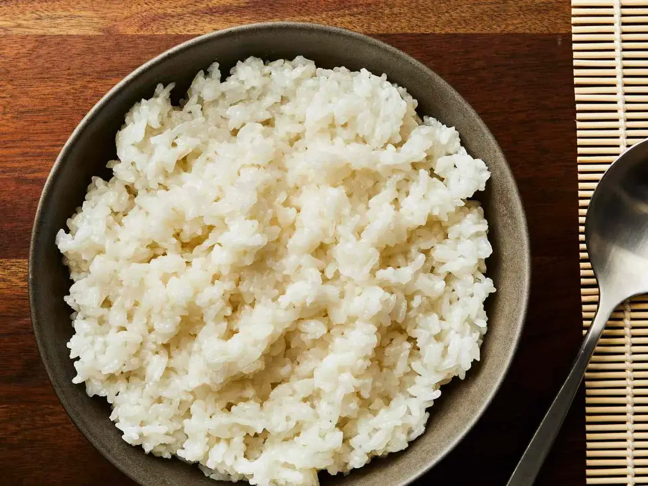 Arroz blanco cocido en un taz&oacute;n, listo para aprender como hacer sushi en casa.