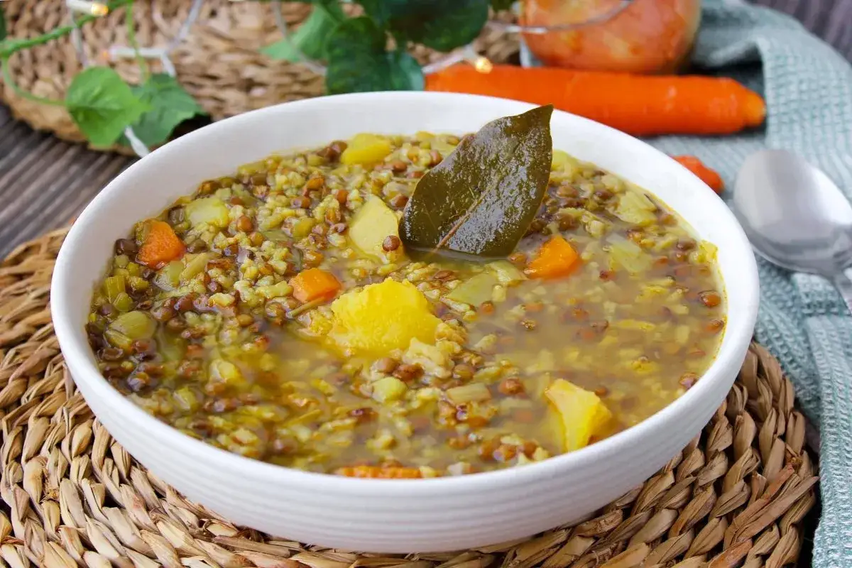 Un reconfortante plato de lentejas estofadas al estilo Argui&ntilde;ano, con patatas, zanahoria y una hoja de laurel.