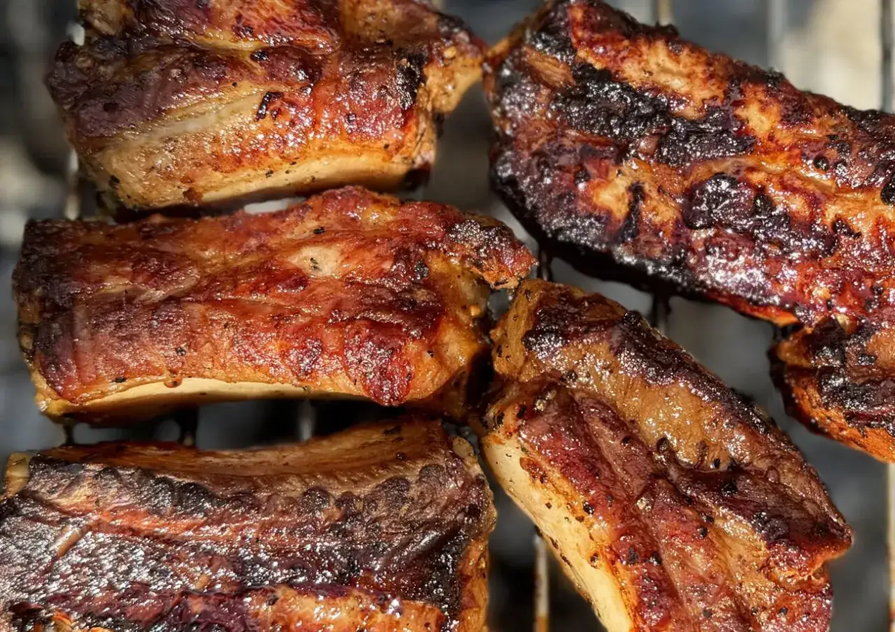 Costillas de cerdo jugosas y doradas a la parrilla, un delicioso churrasco de cerdo listo para disfrutar.