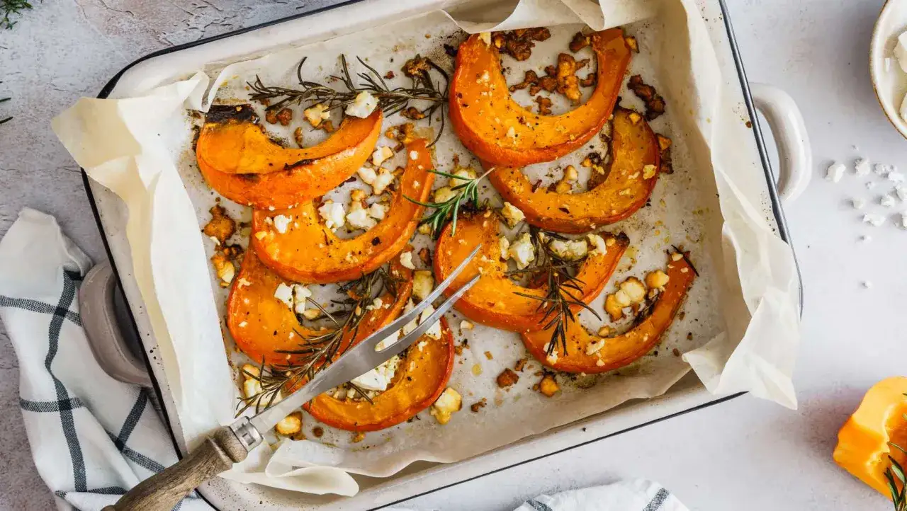 Calabaza asada con romero y queso feta, perfecta para tus recetas con calabaza. Un plato sencillo y delicioso.