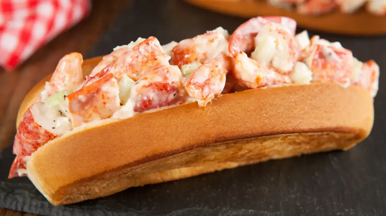 Un delicioso lobster roll receta, con abundante carne de langosta fresca y cremosa mayonesa, servido en un pan tierno.
