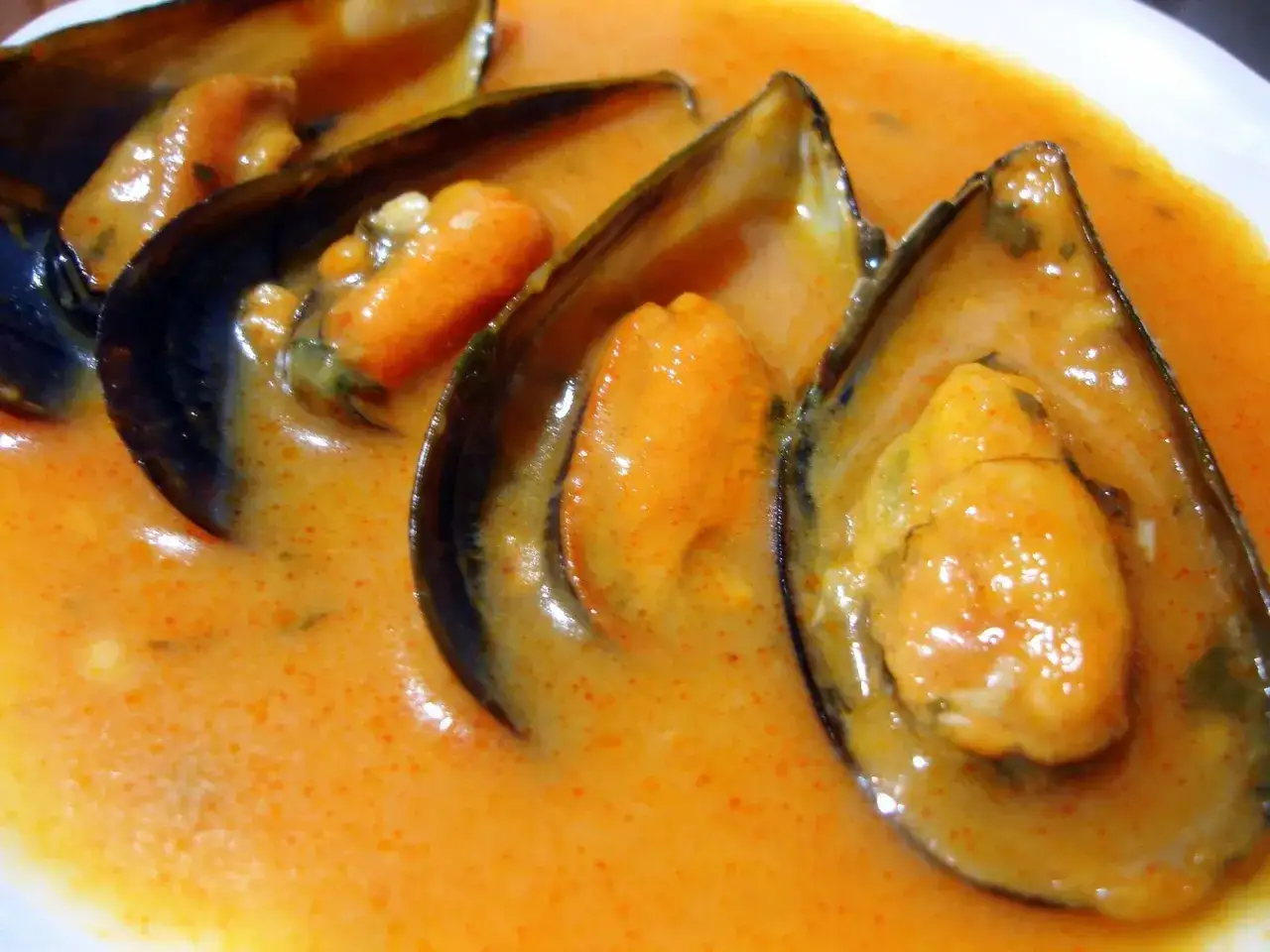 Mejillones en salsa como en los bares, con su jugoso interior y un caldo cremoso que invita a mojar pan.