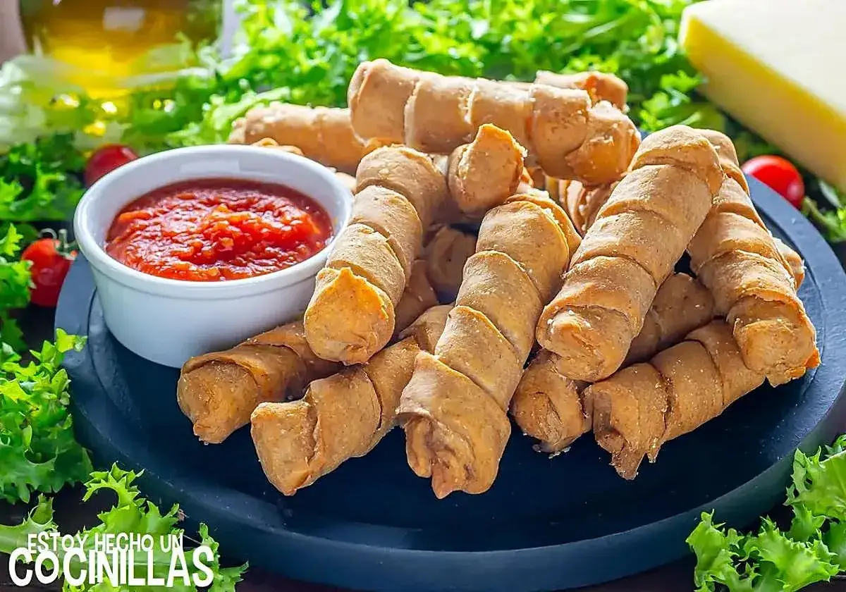 Teque&ntilde;os, un delicioso snack venezolano, servidos con salsa.