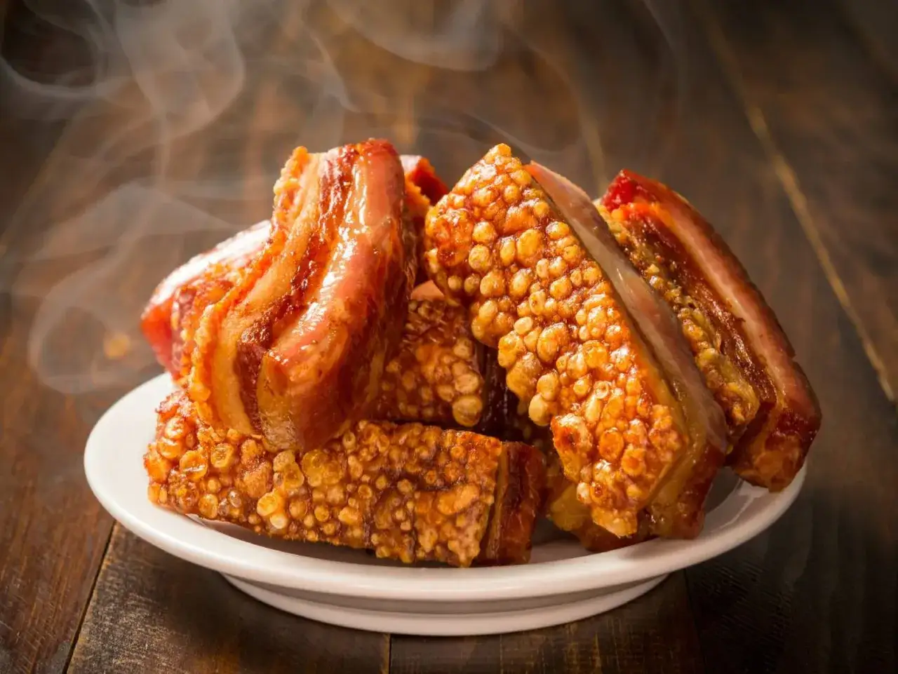 Torreznos de Soria crujientes y humeantes, listos para disfrutar. Aprende como freir torreznos de Soria perfectos.