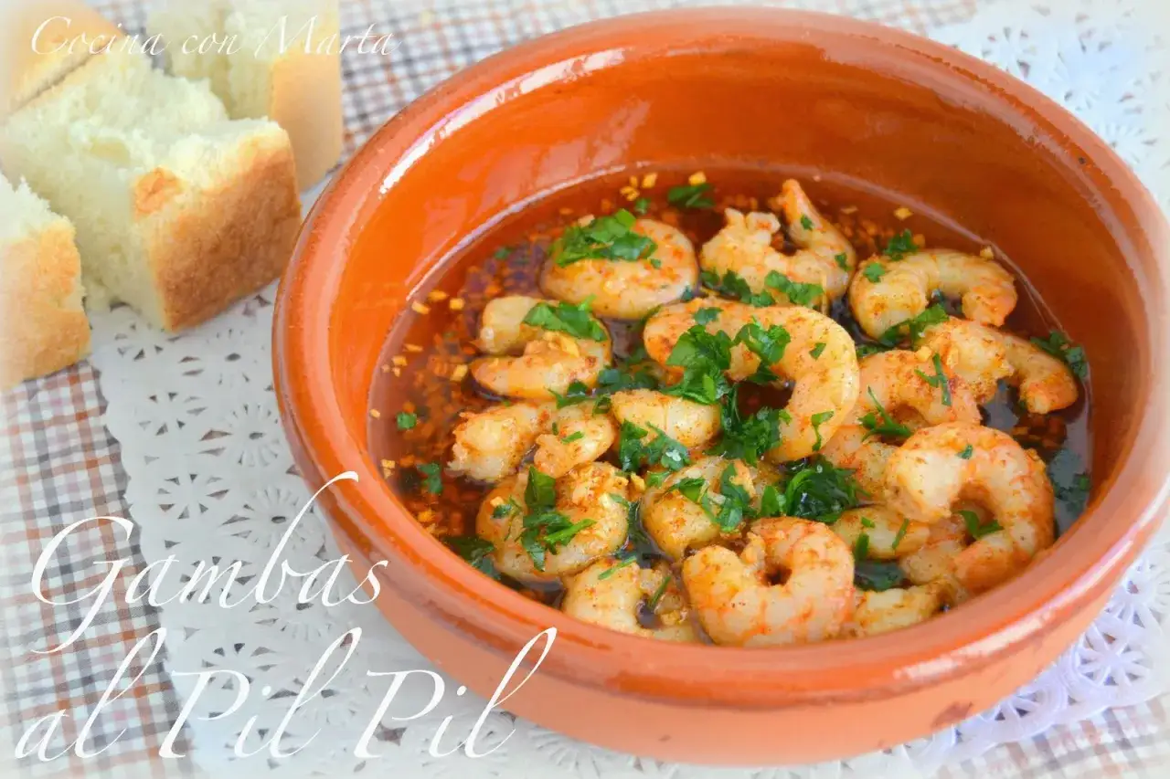 Gambas al pil pil burbujeantes en cazuela de barro, con pan r&uacute;stico al lado. &iexcl;Un cl&aacute;sico irresistible!