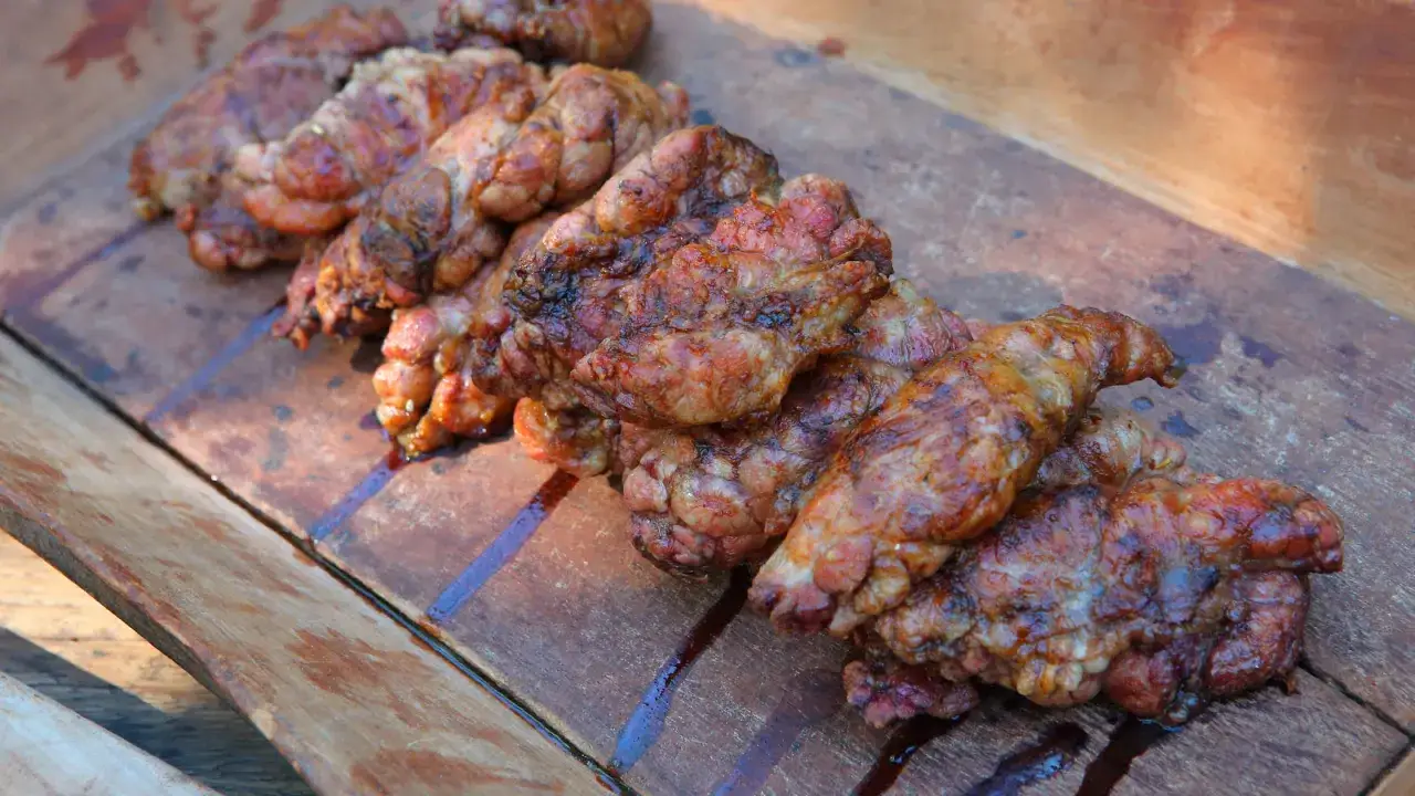 Moldejas de cordero doradas y jugosas, listas para servir. Una delicia para aprender como hacer mollejas de cordero.