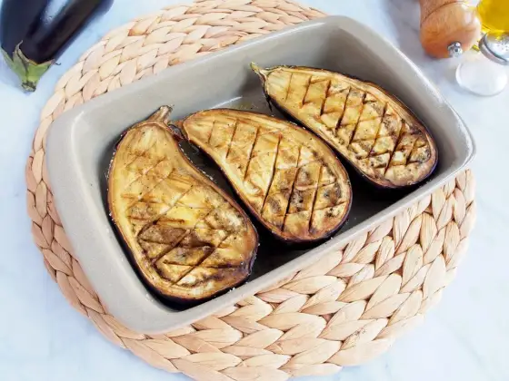 Berenjenas asadas al horno - cómo hacerlas y aprovecharlas