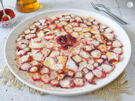 Carpaccio de pulpo tierno con corte fino y aliño equilibrado