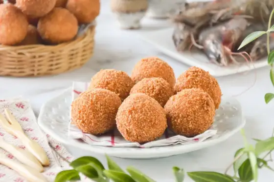 Croquetas de gambas cremosas y crujientes sin que se rompan
