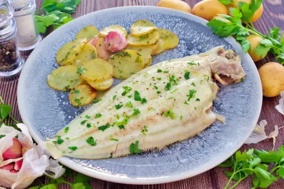 Lenguado al horno jugoso con limón y patatas