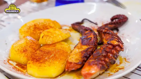 Pulpo a la gallega con patatas cocidas y pimentón. Un plato tradicional español listo para disfrutar.