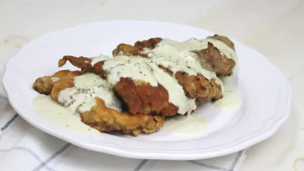 Escalopines al cabrales, crujientes y jugosos, bañados en una cremosa salsa de queso azul. Un plato que deleita el paladar.