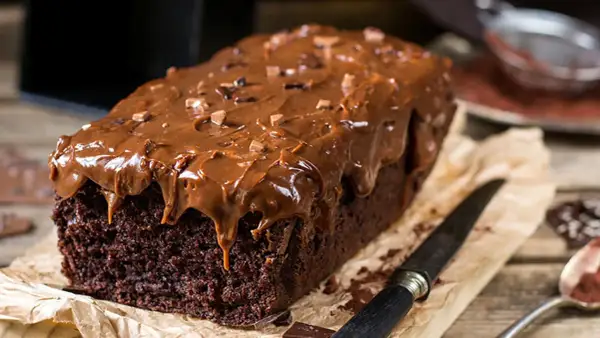 Bizcocho de chocolate casero con glaseado de chocolate derretido y trocitos de chocolate. ¡Una delicia irresistible!