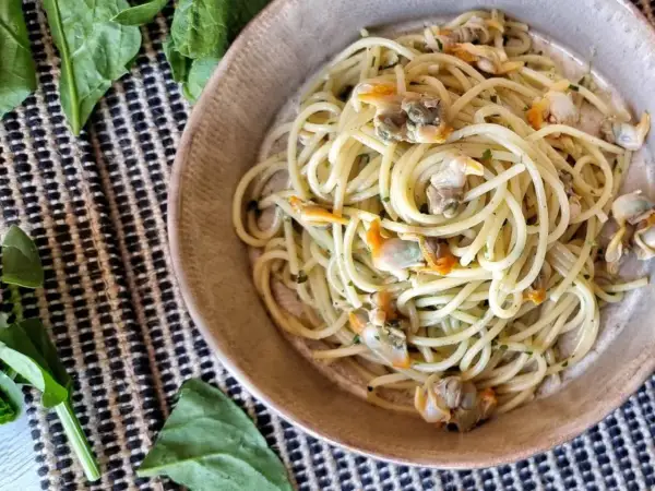 Delicioso plato de espaguetis con berberechos de lata, una de las mejores recetas con berberechos de lata.