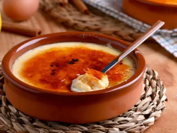 Crema catalana con una capa crujiente de caramelo, lista para ser disfrutada.