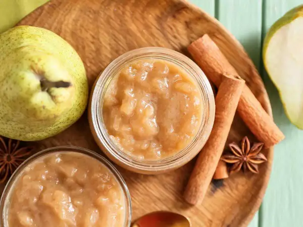 Deliciosa compota de pera casera, con peras frescas, canela y anís estrellado.