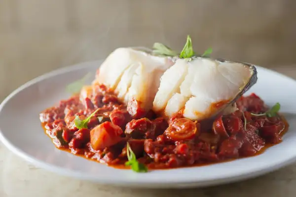 Bacalao con tomate y chorizo, un plato humeante y delicioso.