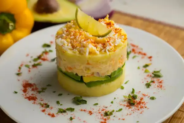 Deliciosa causa limeña con aguacate, huevo y un toque de ají. Un clásico peruano.