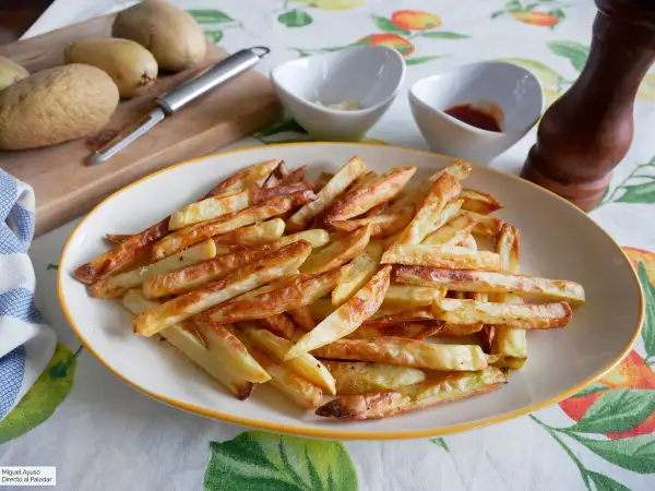 Patatas fritas doradas y crujientes, recién hechas en freidora de aire. Perfectas para acompañar cualquier comida.