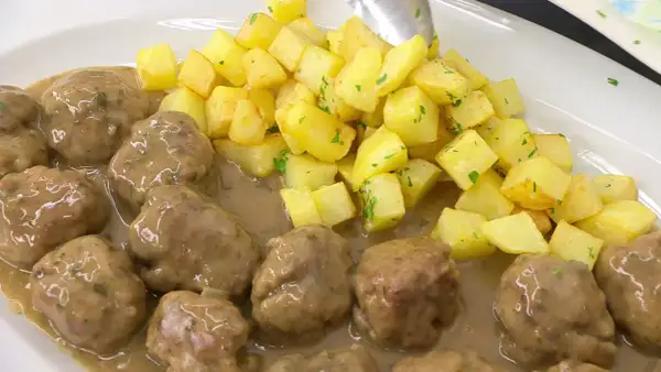 Albóndigas en salsa arguiñano, jugosas y tiernas, acompañadas de patatas fritas doradas y perejil picado. ¡Un plato casero irresistible!