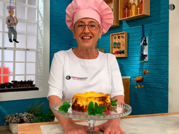 Eva Arguiñano presenta su deliciosa tarta de queso, recién horneada y decorada con menta fresca. ¡Un postre irresistible!
