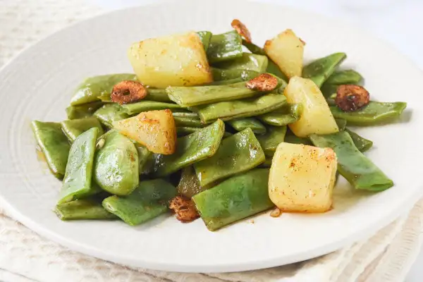 Judías verdes con patatas y ajo dorado, un plato sencillo y sabroso.