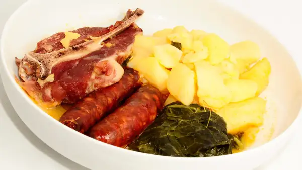 Un plato de lacón a la gallega con patatas, grelos y chorizo.