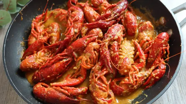 Cangrejos de río en salsa cremosa, listos para disfrutar.