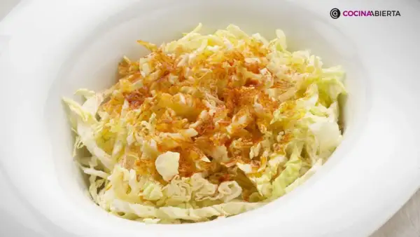 Deliciosa ensalada de col fresca, crujiente y aderezada con especias.