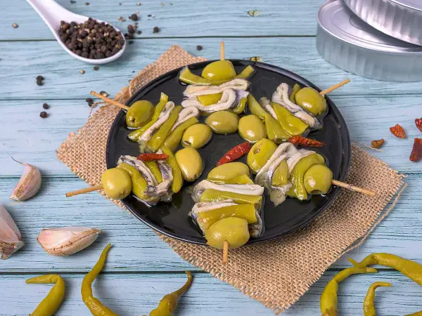 Brochetas de aceitunas, pimientos y anchoas, un picoteo fácil y rápido.