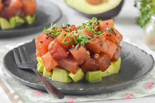 Delicioso tartar de atún y aguacate, una de las mejores recetas con aguacate.
